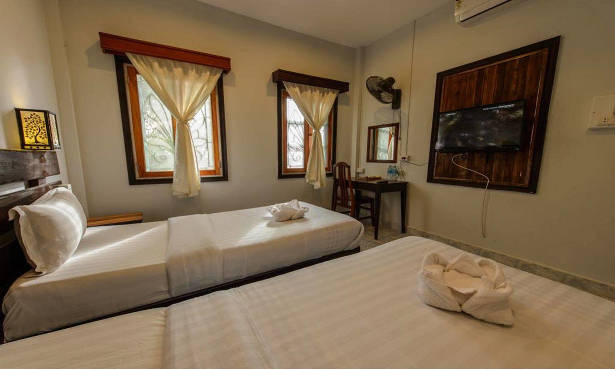 สบายดีเกสท์เฮาส์ Hotel หลวงพระบาง ภายนอก รูปภาพ