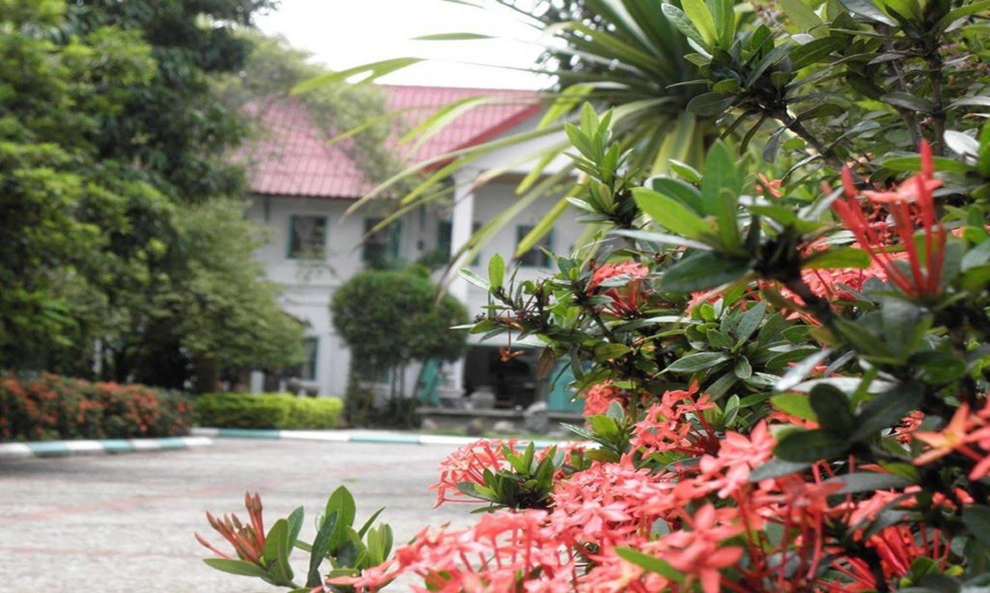 สบายดีเกสท์เฮาส์ Hotel หลวงพระบาง ภายนอก รูปภาพ