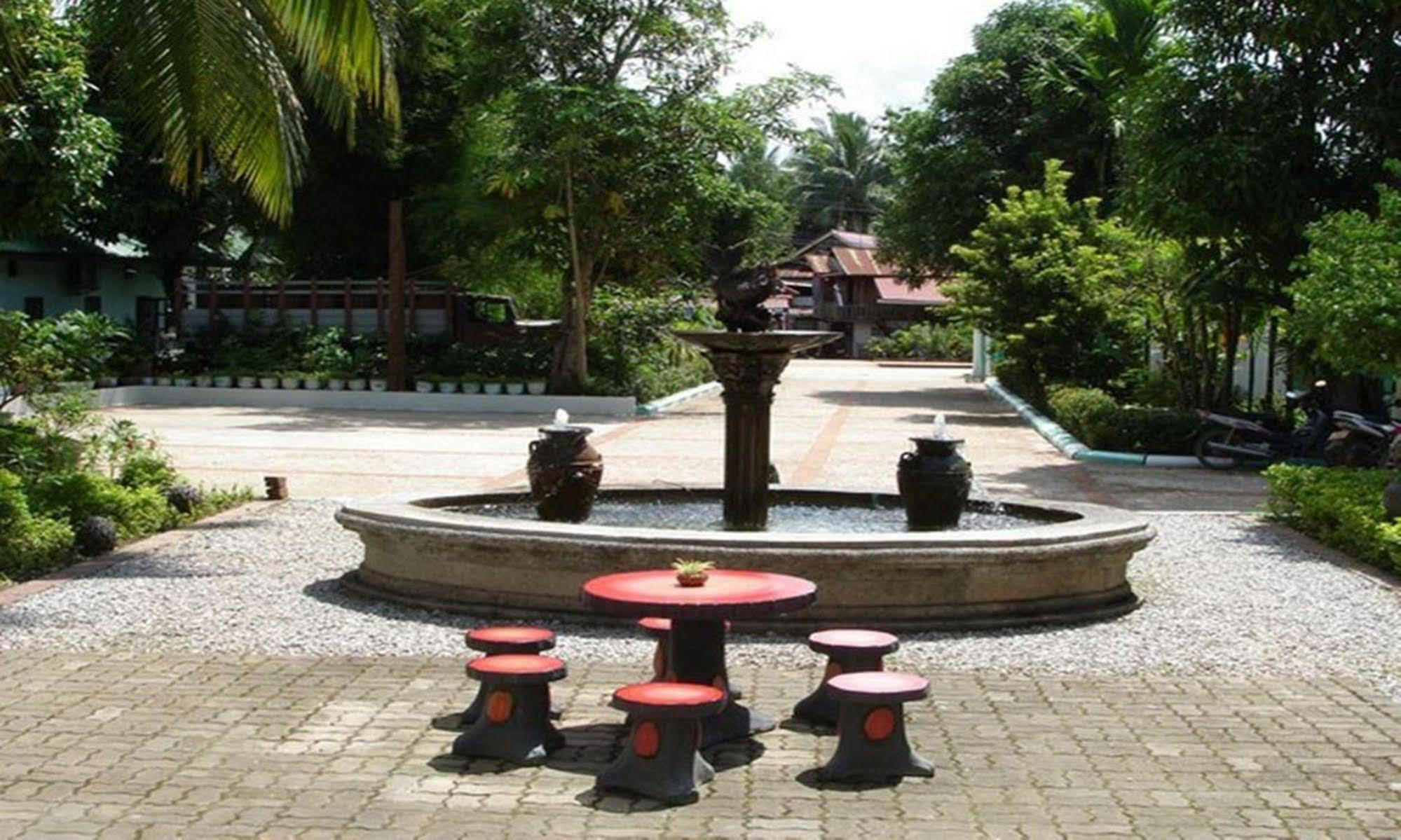 สบายดีเกสท์เฮาส์ Hotel หลวงพระบาง ภายนอก รูปภาพ